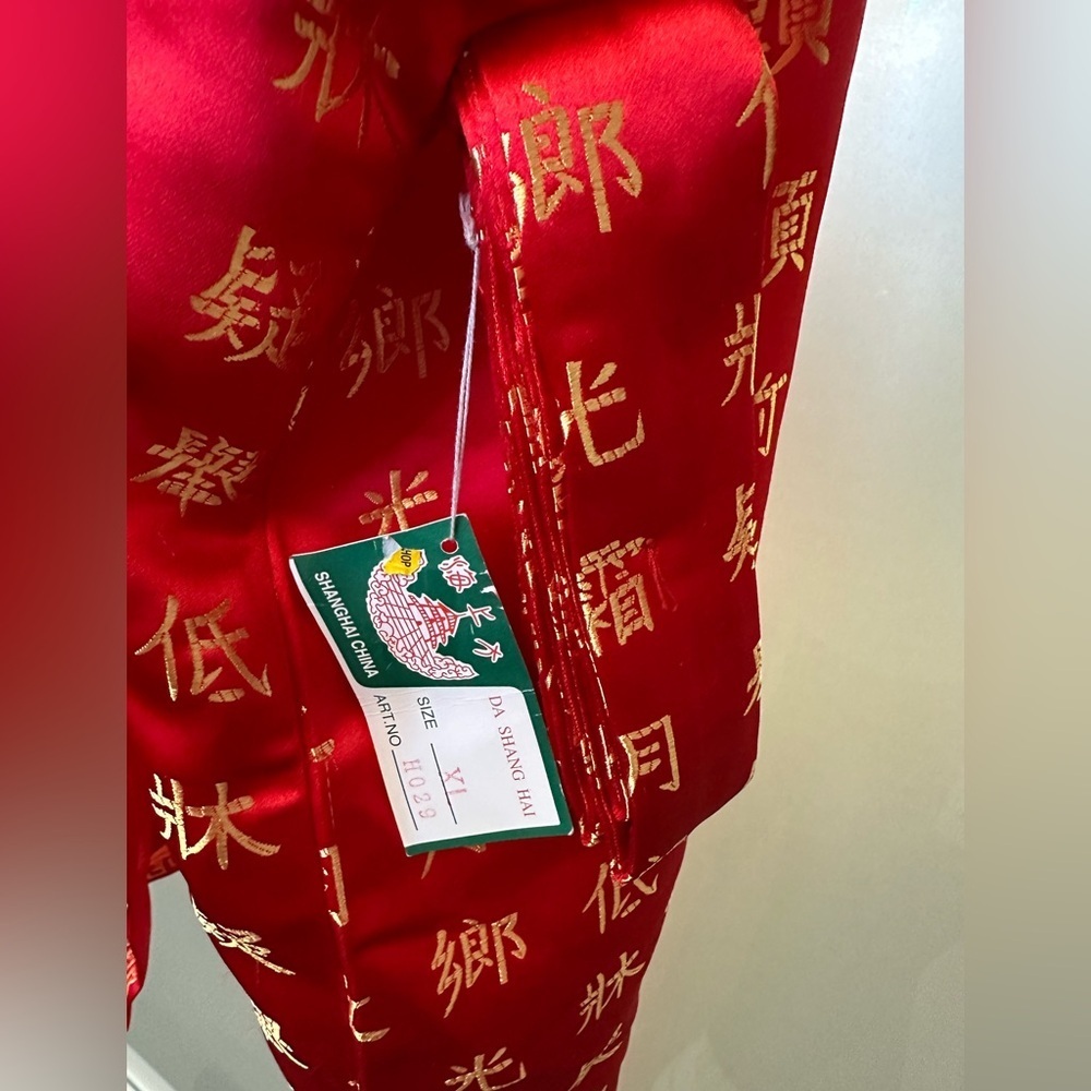 NWT 100% silk kimono , robe, vintage , Red gold, Chinese characters, w/ Belt XL - Picture 4 of 7